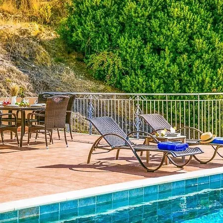 Ratzakli Sleeps 6 Pool Air Con Wifi