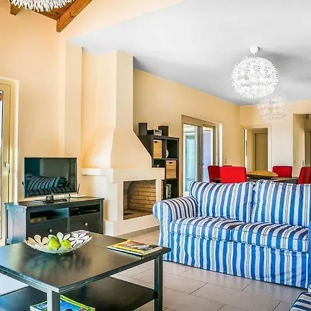 Willa Ratzakli Sleeps 6 Pool Air Con Wifi Ratzaklíon